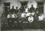 Медперсонал земской больницы (нач. XX в.). Врач П. В. Девель – пятый слева в верхнем ряду